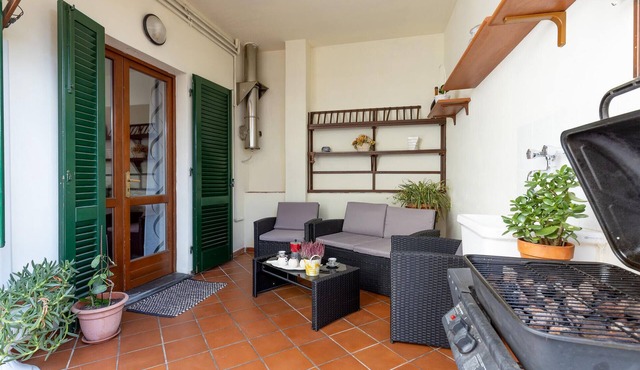 This colourful and comfortable holiday apartment welcomes you to the heart of Altopascio.