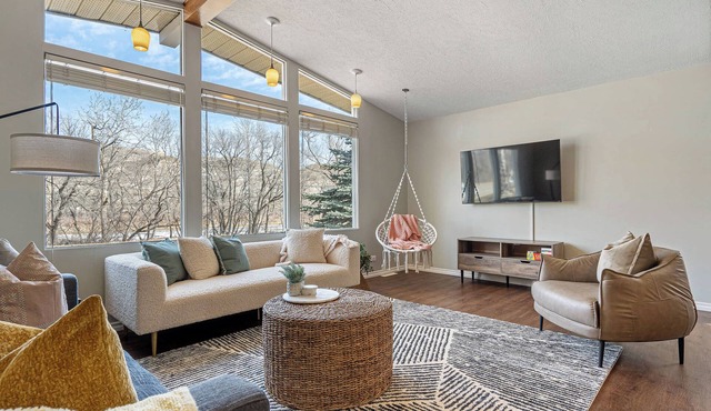 Timber Valley | Centrally Located | Hot Tub & BBQ!