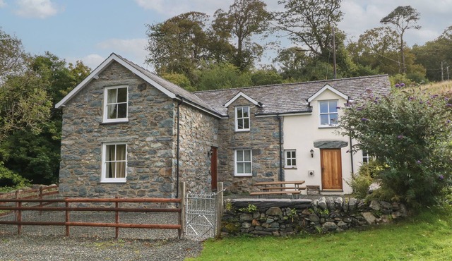 TYN LLWYN, pet friendly, with open fire in Eisingrug