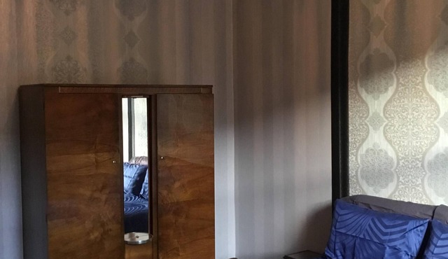 Victorian Flat in the centre of Port Glasgow close to all amenities .