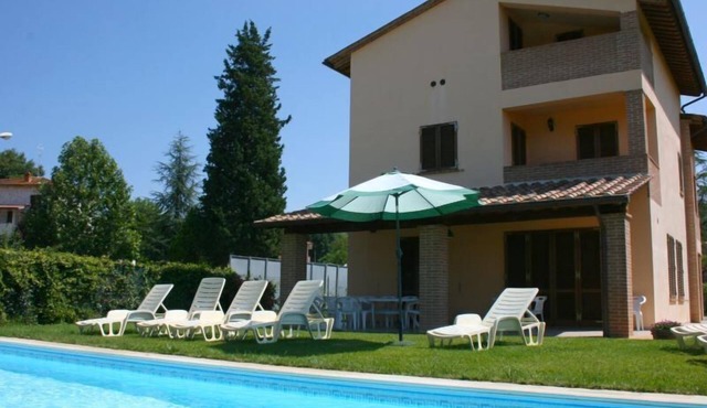 Villa with private swimming pool, enclosed garden and Wi-Fi access, ideal for groups. Situated near
