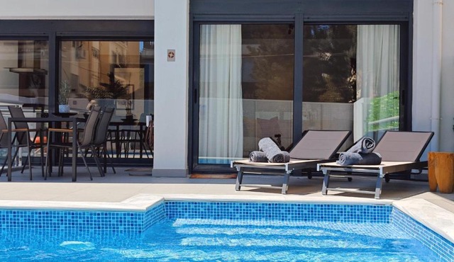 Voula Private Pool, Beach, Home cinema Apartment
