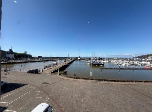 Waterfront Duplex Right on the Harbour 1BR