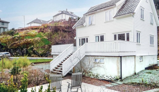 Welcome to this homely cottage by the Saudafjord with views of the mountains and waterfalls opposite