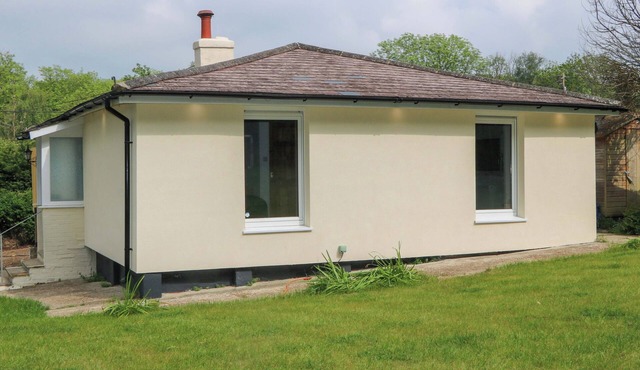 WOODSIDE, pet friendly, country holiday cottage in Battle