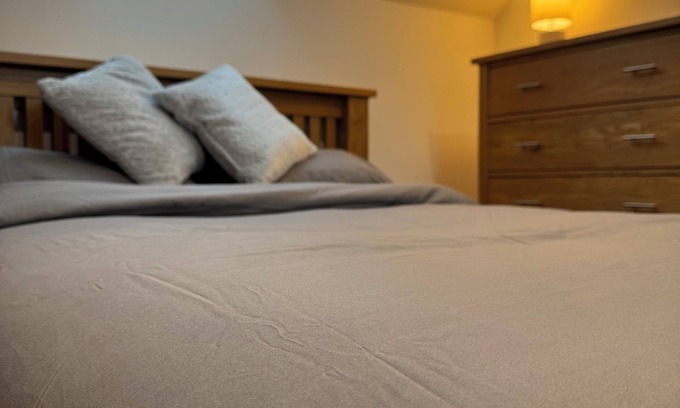 Brympton Apartment | Modern Apartment. Peaceful & Secure, Private Parking, Beautiful Surroundings