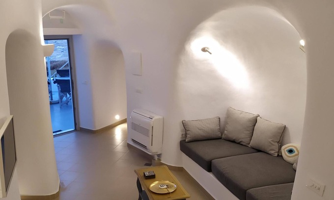 Exo Gonia House | Santorini Cave Suite