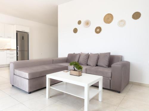 Oropos Apartment | Thanos' seaside suite