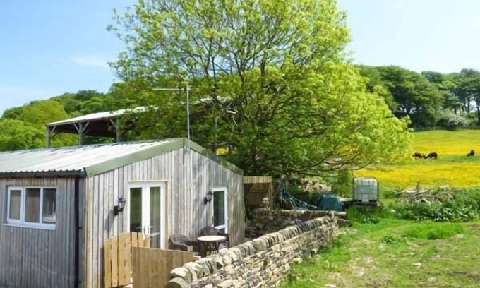 Ingrow Cottage | THE OLD CORN STORE, pet friendly, with hot tub in Haworth