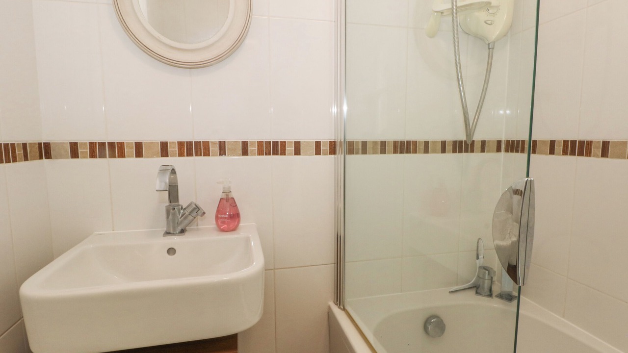 Photo of Bathroom in Hendrerwydd