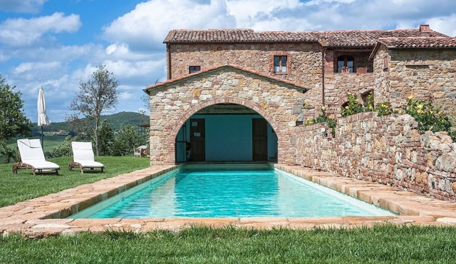 Villa in San Quirico D'orcia with 8 bedrooms sleeps 14