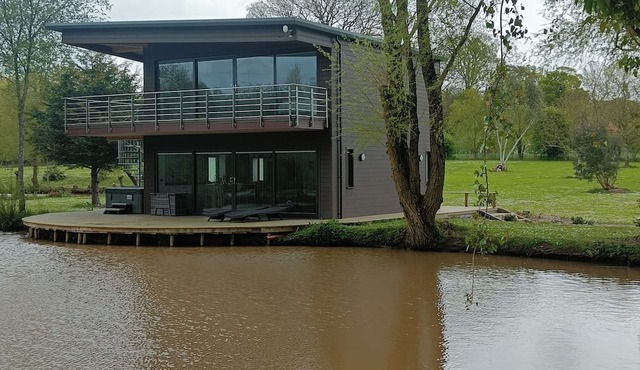 Beautiful private lodge on its own lake