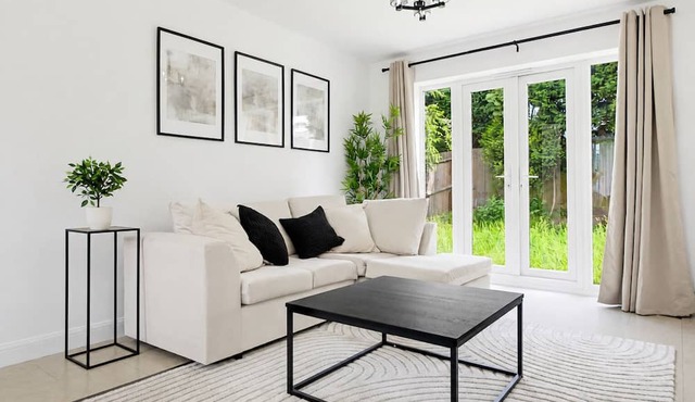 Modern 4BR House Perfect for long stays｜Free Parking and Wifi