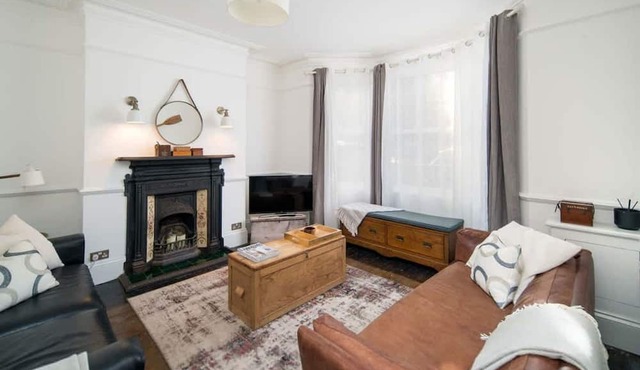 Westhill Town House Spacious 6 bed period home