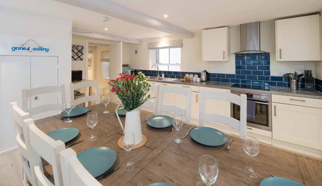 The Watch House waterfront home with Solent views