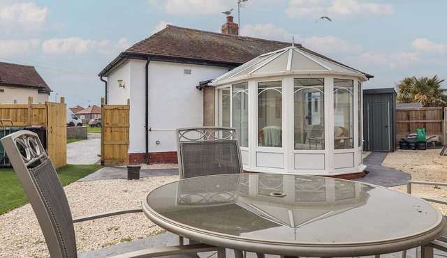 DRIFTWOOD, pet friendly, country holiday cottage in Kinmel Bay
