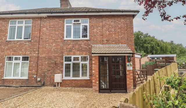 THE KINGFISHER FALLS, pet friendly, with hot tub in Melton Mowbray